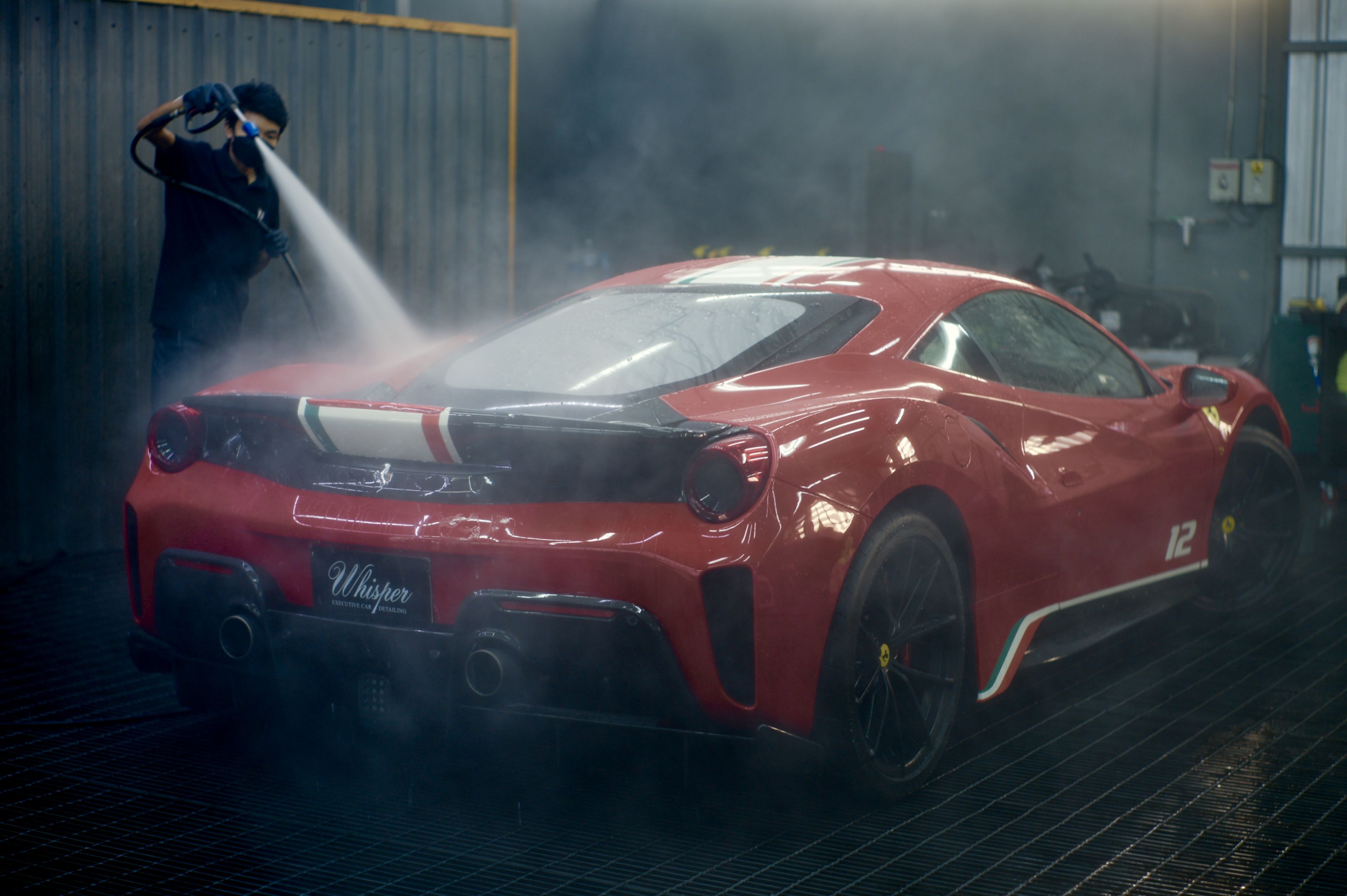 การล้างรถยนต์ Ferrari ก่อนเตรียมพื้นผิวที่ Whisper Car