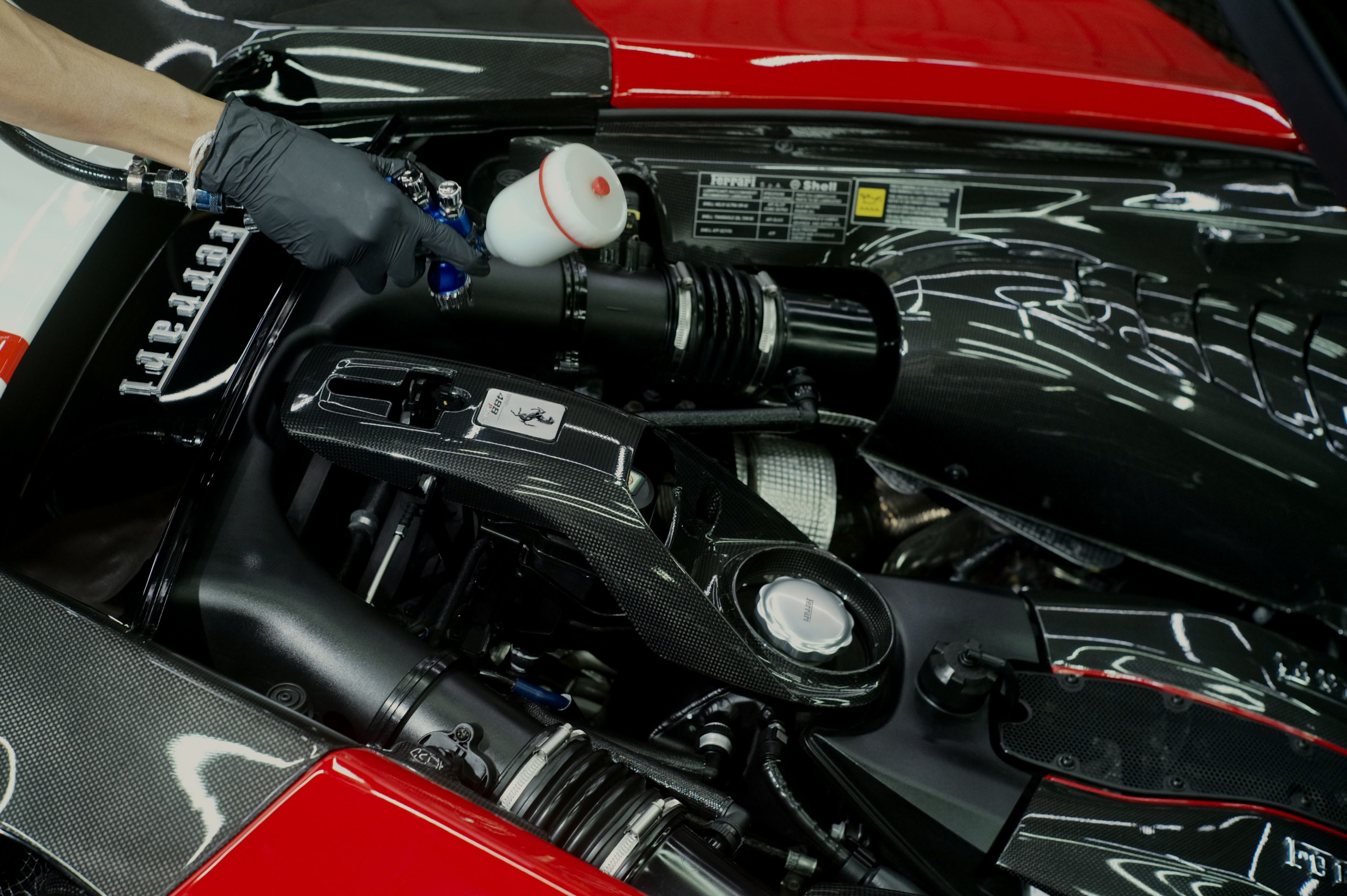 การดูแลพื้นผิวบริเวณห้องเครื่องรถยนต์ Ferrari