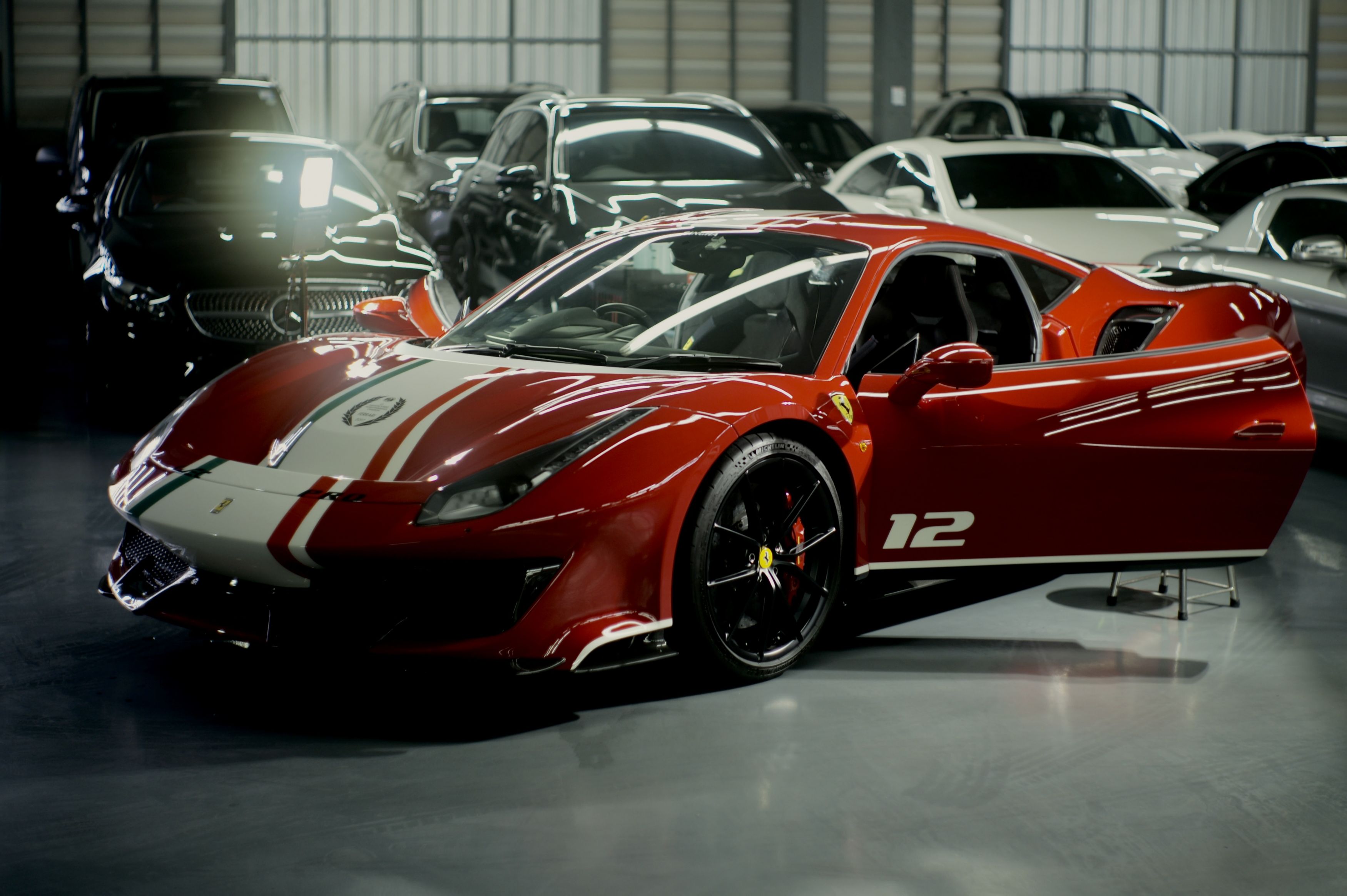 รถยนต์ Ferrari สีแดงภายในศูนย์บริการ Whisper Car