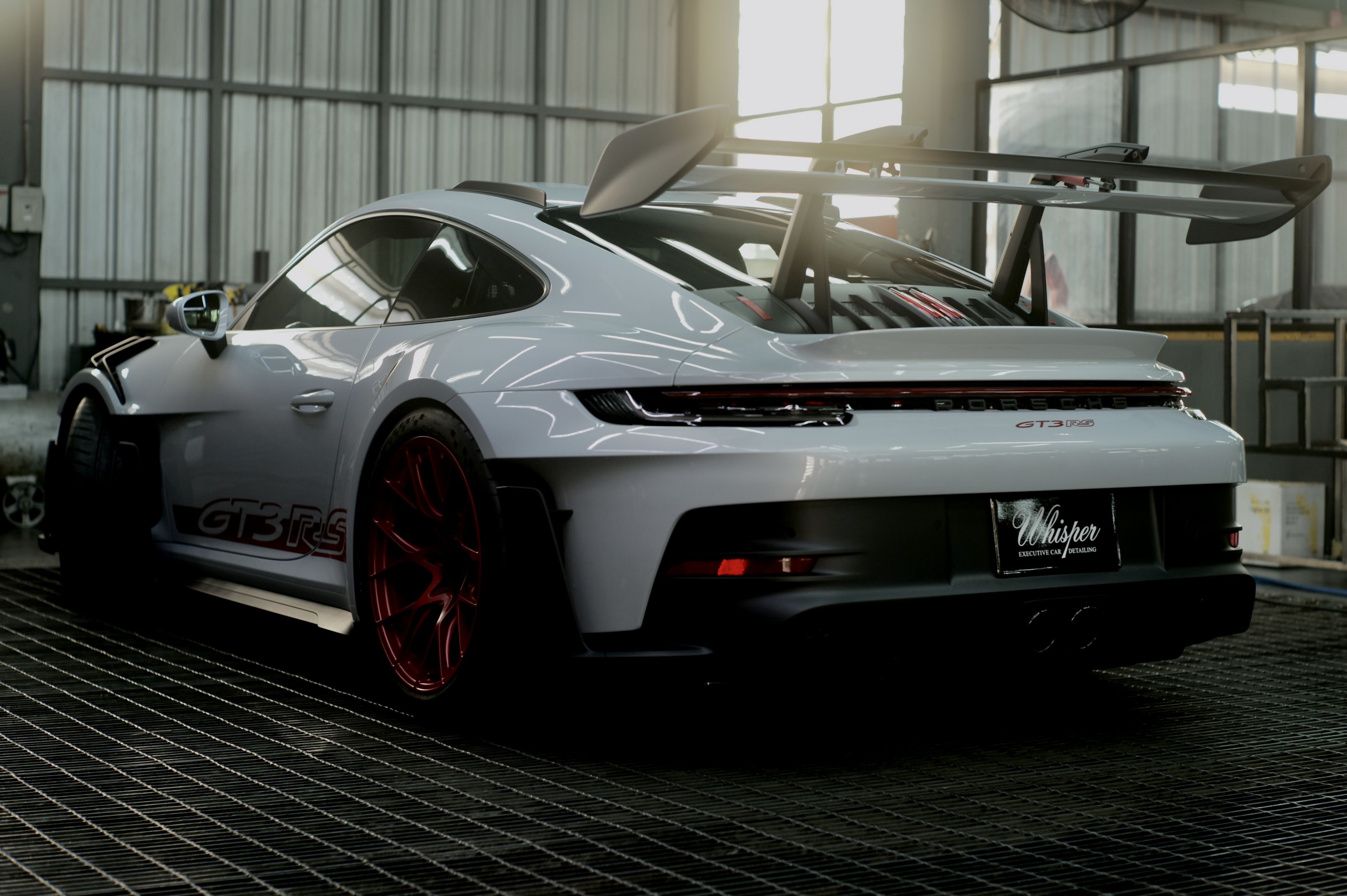 รถยนต์ Porsche 911 GT3 RS ภายในศูนย์บริการ Whisper Car